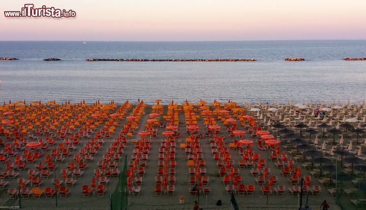 Immagine Valverde di Cesenatico: la spiaggia al tramonto, quando tutti i bagnanti sono ormai rientrati in hotel.