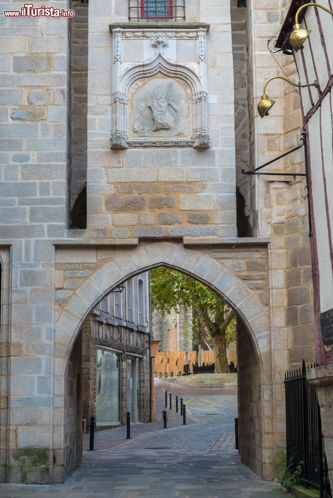 Immagine Vannes (Bretagna), antica porta nelle mura di fortificazione. La fondazione di questa bella località del nord della Francia viene attribuita ai Veneti, dato intuibile anche dagli oltre 55 mila abitanti chiamati Vannetais.