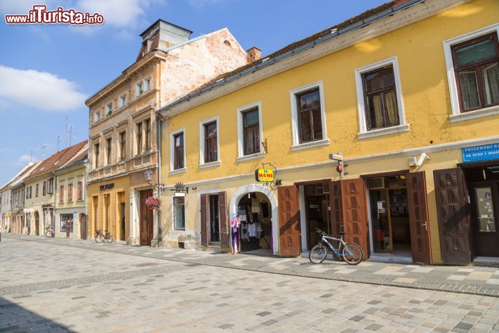 Immagine Varazdin, Croazia: uno scorcio di una via del centro storico della cittadina croata, un'interessante meta turistica del nord del paese - foto © Valery Rokhin