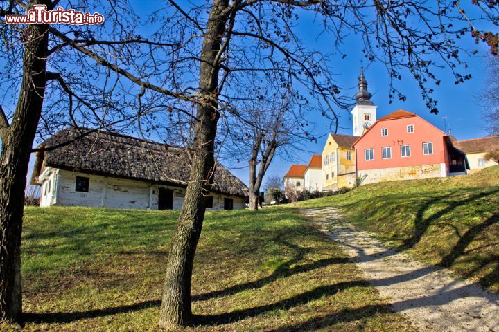 Immagine Case in legno nella cittadina di Varazdinske Toplice, località famosa per le sue acque solforose e termali che si trova a 16 km da Varazdin, in Croazia - foto © xbrchx