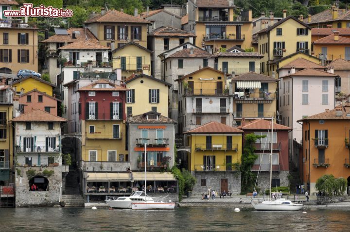 Immagine Varenna sul lago di Como, Lombardia. Sorge su un promontorio nei pressi della foce del torrente Esino: Varenna si trova sul litorale lecchese fra Mandello e Bellano - © DavidYoung / Shutterstock.com