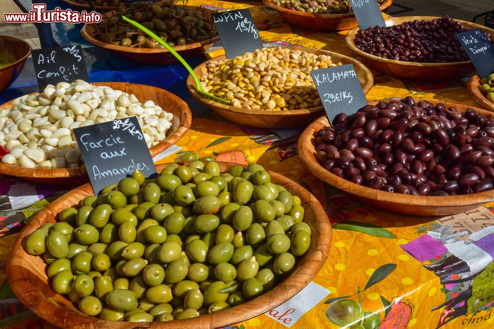 Immagine Varietà di olive e aglio in una bancarella del mercato di Beaune, Francia.