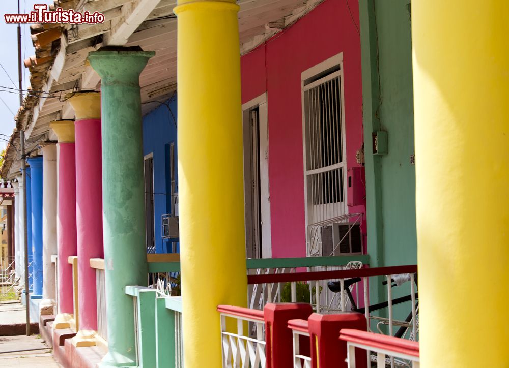 Immagine Variopinte case coloniali a Pinar del Rio. La città all'estremo ovest di Cuba conta circa 150.000 abitanti.