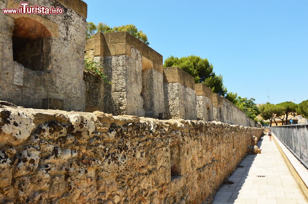Immagine Vasche di sedimentazione di un antico acquedotto romano a Brindisi, Puglia.