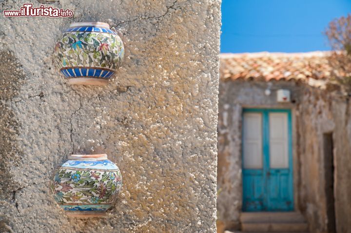 Immagine Vasi in ceramica nel centro di Marzamemi, Sicilia - Un particolare delle decorazioni che ornano le abitazioni di questo borgo della Sicilia © Marco Ossino / Shutterstock.com