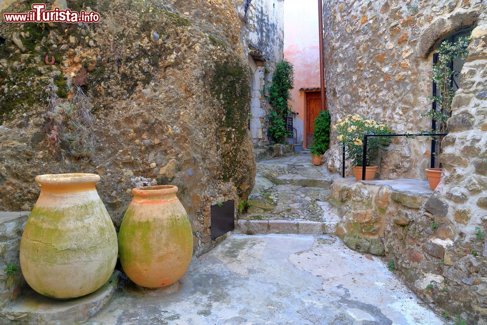 Immagine Vasi in terracotta in una viuzza del borgo di Roquebrune-Cap-Martin, riviera francese (Costa Azzurra).