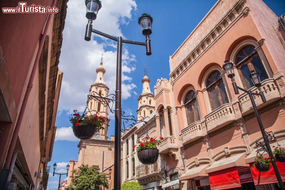 Immagine Vasi sospesi con fiori rossi in una strada del centro di Guanajuato, Messico.