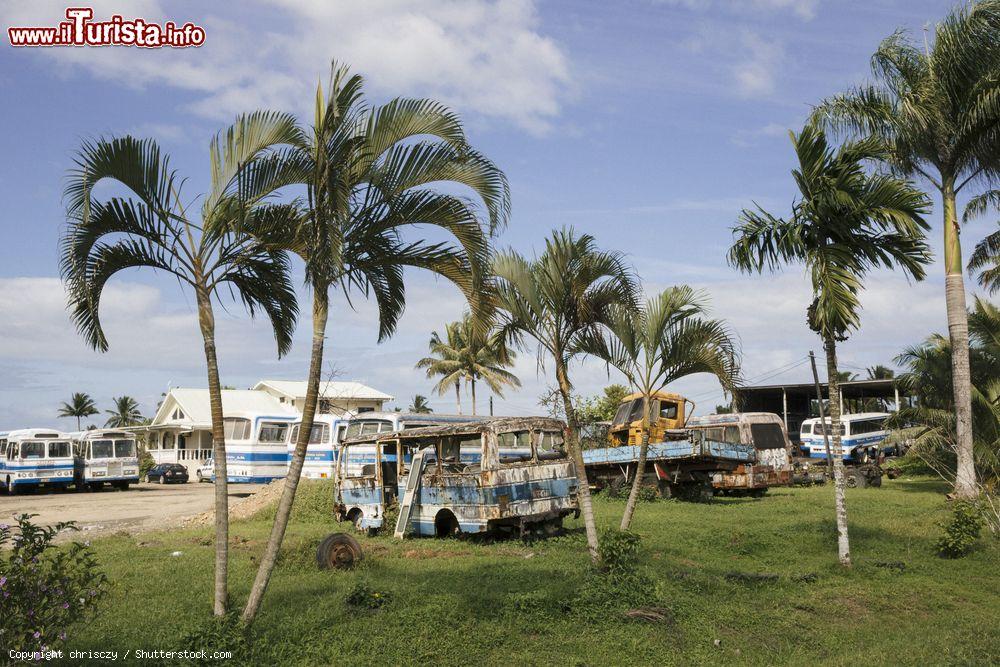 Immagine Vecchi autobus lungo Queens Road e Kings Road visti durante un viaggio a Viti Levu, Figi - © chrisczy / Shutterstock.com
