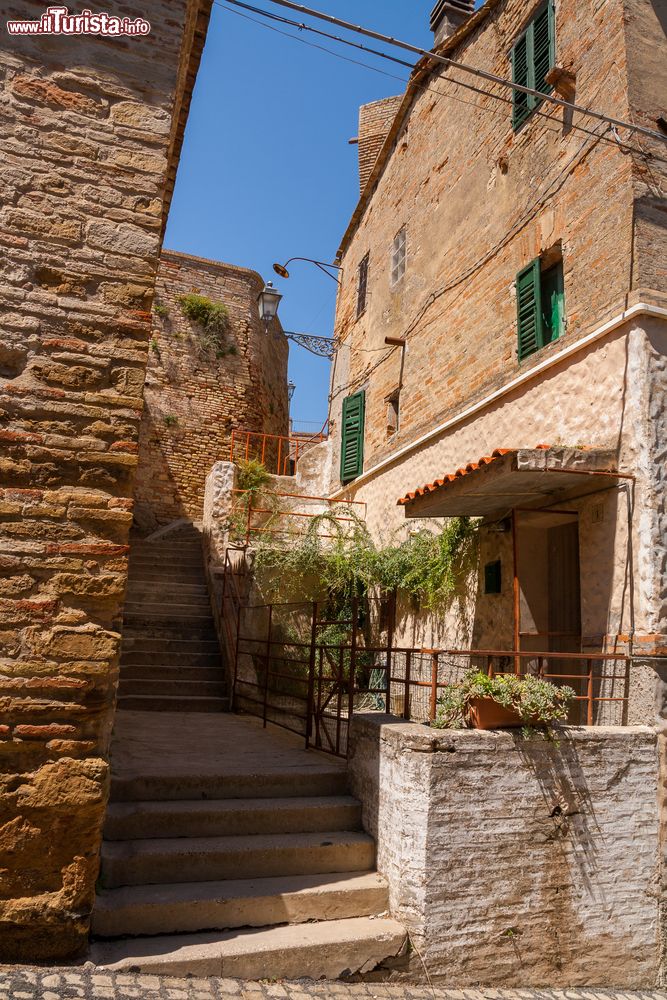 Immagine Vecchi edifici in muratura nel centro di Offagna, Ancona, Marche.