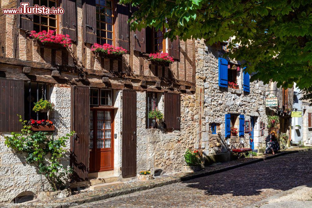 Immagine Vecchi edifici in pietra nel centro storico di Bergerac, Francia, con i balconi fioriti - © Steve Allen / Shutterstock.com