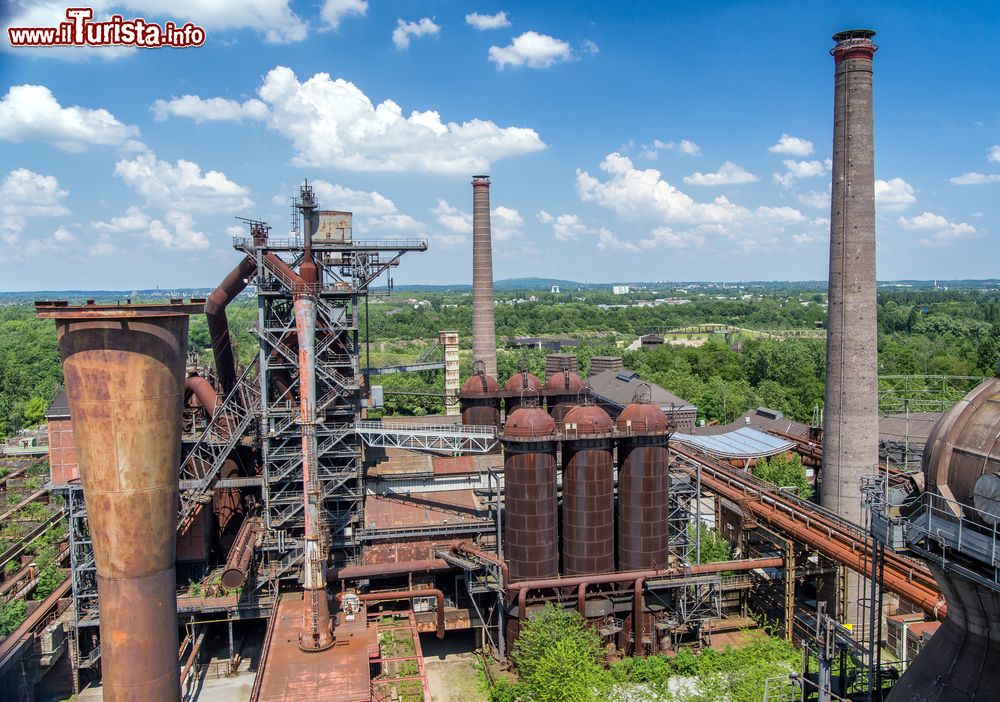 Immagine Vecchi edifici industriali e ciminiere in un impianto di acciaierie abbandonato a Duisburg, Germania.