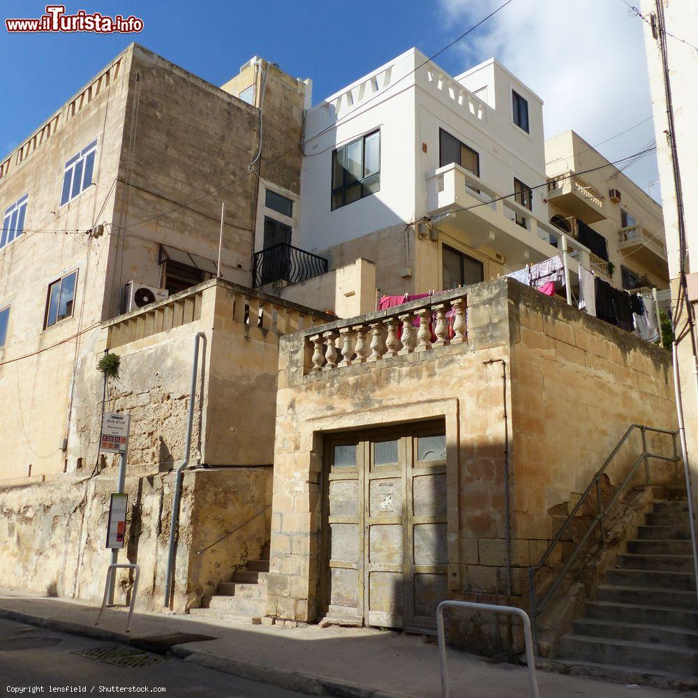 Immagine Vecchi edifici lungo una strada della città di Marsascala, Malta. Questa graziosa località è sorta attorno a un piccolo porto naturale dell'omonima baia - © lensfield / Shutterstock.com