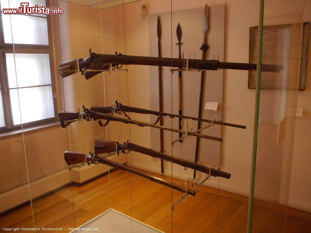 Immagine Vecchi fucili esposti in una teca del Bayreuth City Historical Museum, Germania - © Konstantin Mizikevitch / Shutterstock.com