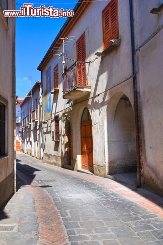 Immagine Vecchi palazzi affacciati su un vicoletto del centro storico, Satriano di Lucania, Basilicata - © Mi.Ti. / Shutterstock.com