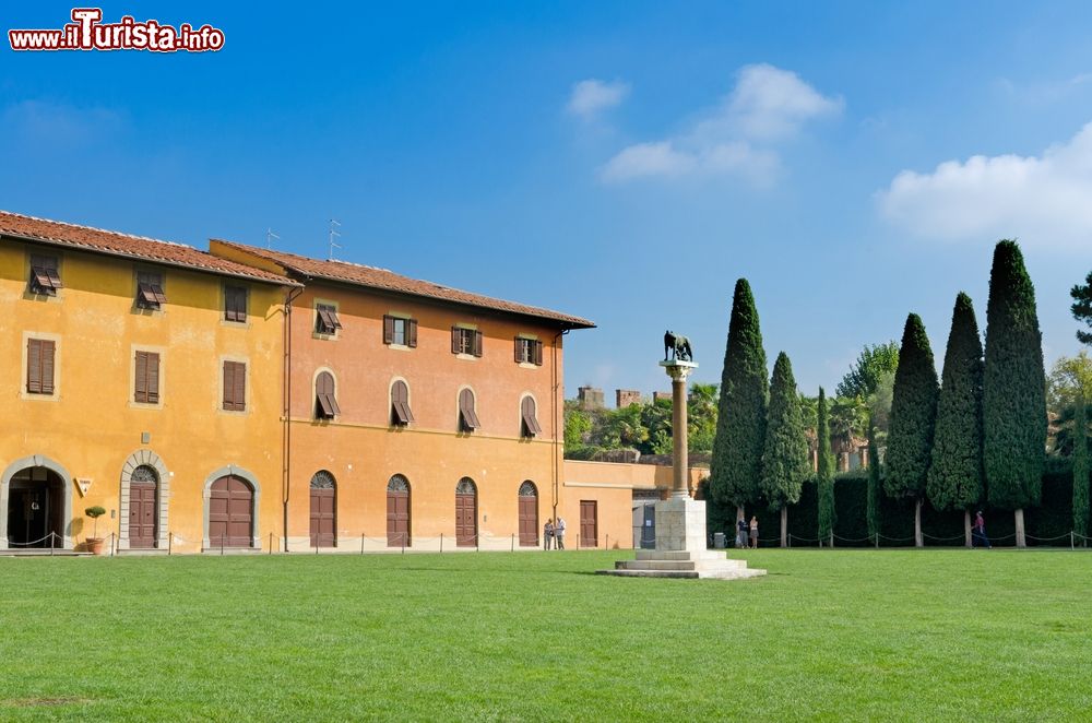 Immagine Vecchi palazzi e giardino nella Piazza della Cattedrale a Pisa, Toscana.