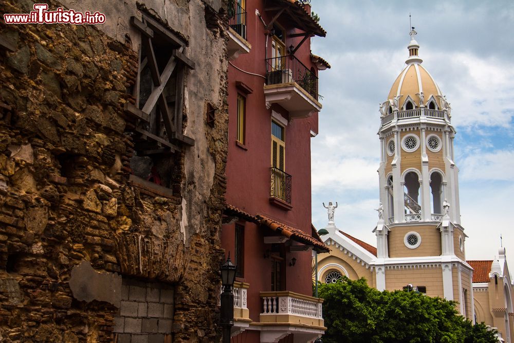 Immagine Vecchi palazzi ristrutturati a Casco Viejo, Panama City. America Centrale. L'attuale centro storico, noto anche come San Felipe, è stato fondato nel 1673.