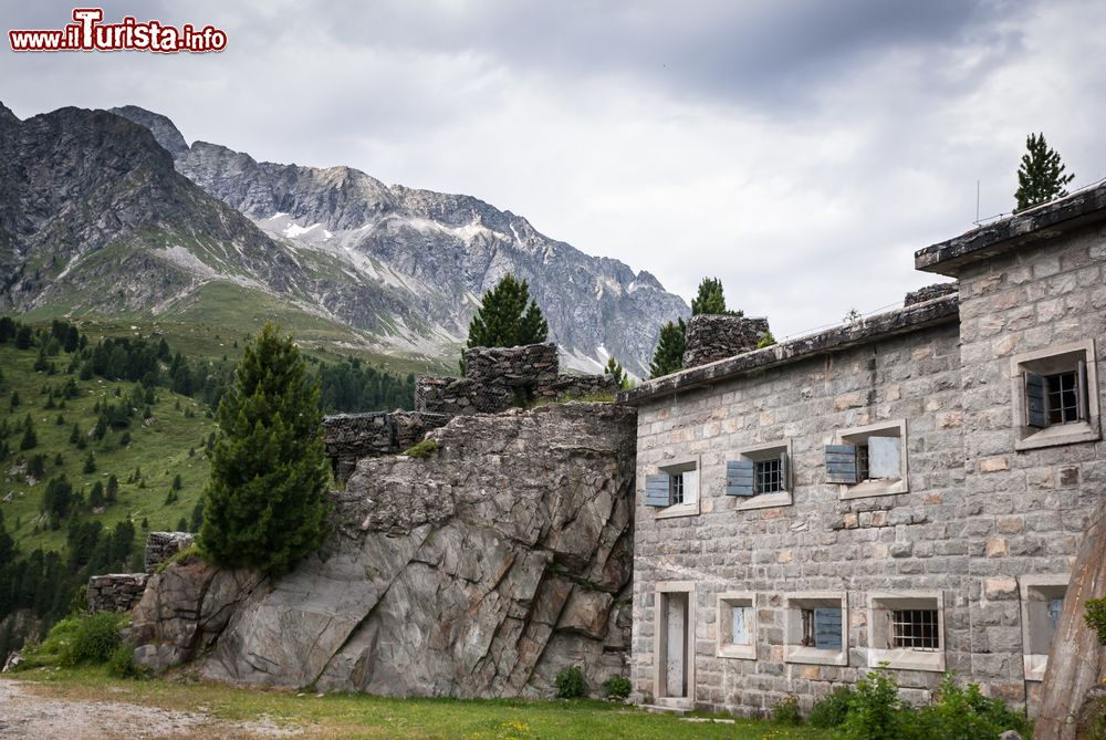 Immagine Una vecchia casa in pietra nelle Alpi austriache a Sankt Jakob in Defereggen, Tirolo Orientale.