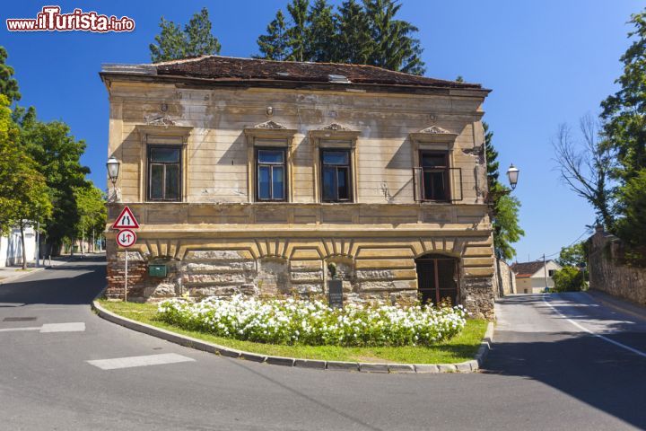 Immagine Vecchia casa in vendita a Zagabria, Croazia. Nella città alta si trovano alcune antiche abitazioni, fra cui quella ritratta nella fotografia, in vendita. Situato ad angolo, questo edificio si trova di fronte alla statua di Vatroslav Lisinski - © Ivica Drusany / Shutterstock.com