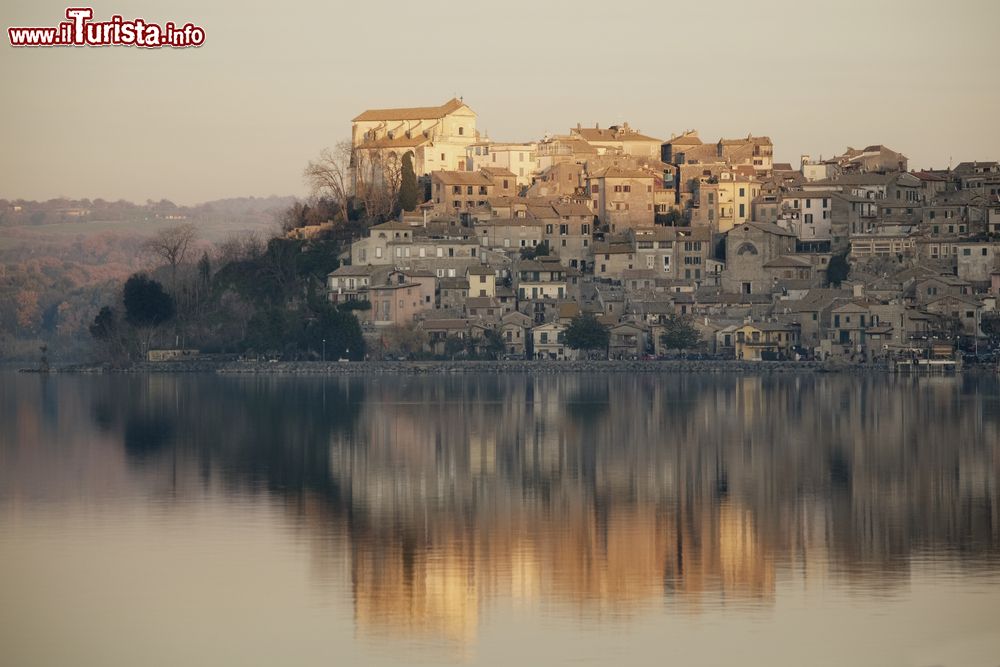 Immagine La vecchia città di Anguillara Sabazia affacciata sul lago di Bracciano a nord di Roma, Lazio. Sorge sui rilievi Sabatini.
