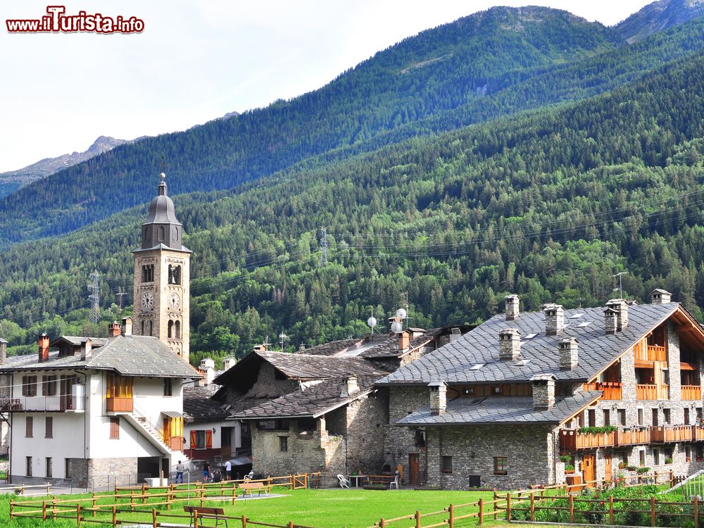Immagine Vecchia città di Morgex, Valle d'Aosta, Italia. Questa cittadina rappresenta il vero centro della Valdigne: è un piccolo borgo antico dall'anima moderna e dall'antica vocazione turistica.