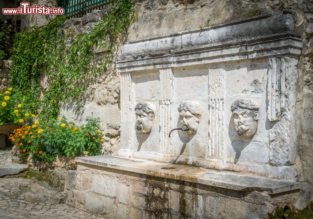 Immagine Una vecchia fontana nel borgo abruzzese di Caramanico Terme, provincia di Pescara.