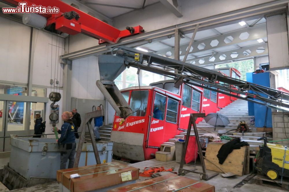 Immagine La vecchia funicolare del villaggio di Stoos, Svizzera. Qui, nel cuore della Svizzera Centrale, sopra il Lago dei Quattro Cantoni, si trova la più ripida funicolare del mondo. Quella vecchia, in funzione per 84 anni, è stata sostituita a fine 2017 con una più moderna.