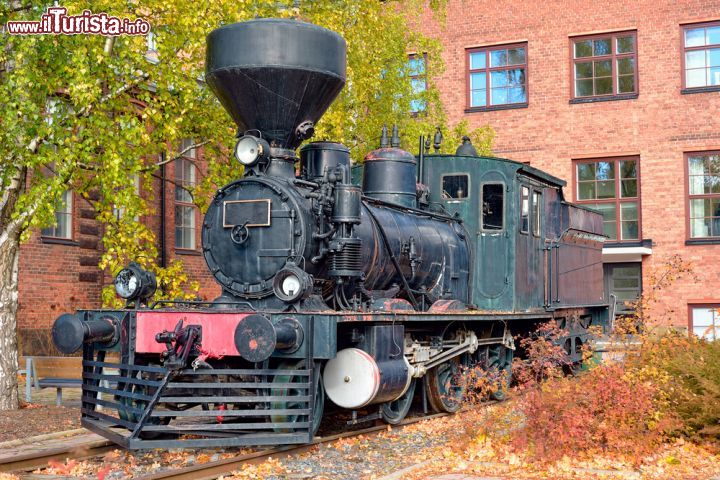 Immagine Vecchia locomotiva a vapore a Tampere, Finlandia - Destinato alla trazione dei treni, questa locomotiva a vapore è situata nei pressi di un vecchio edificio in mattoni rossi © Igor Grochev / Shutterstock.com