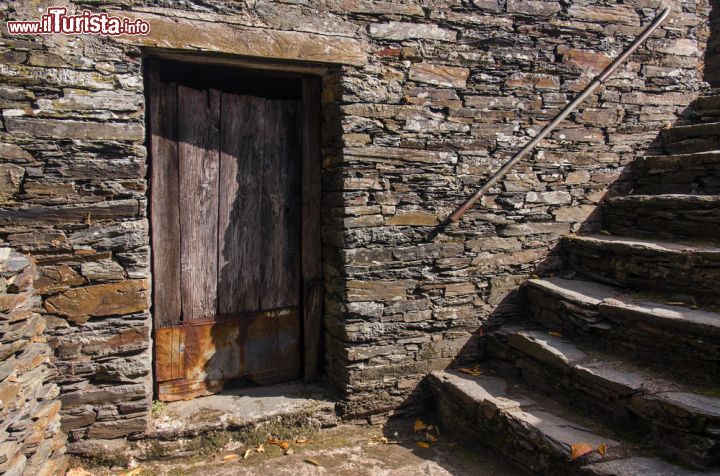 Immagine Vecchia porta in una casa di Piodao, Portogallo - Il particolare di una porta lignea che abbellisce la facciata di una abitazione in pietra in questo antico villaggio rurale del Portogallo © Carlos Caetano / Shutterstock.com