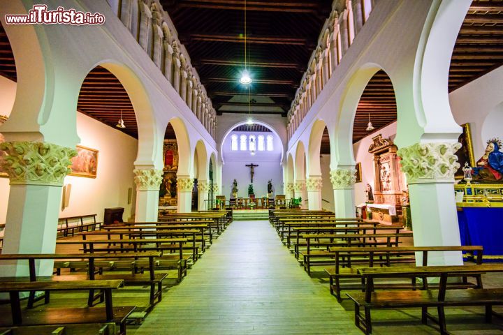 Immagine Vecchia sinagoga di Segovia, Spagna - Il sobrio e luminoso interno dell'antica Sinagoga Maggiore della città spagnola © Sean Pavone / Shutterstock.com