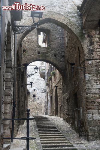 Immagine Una vecchia via medievale nel centro storico di Narni - © Claudio Giovanni Colombo / Shutterstock.com