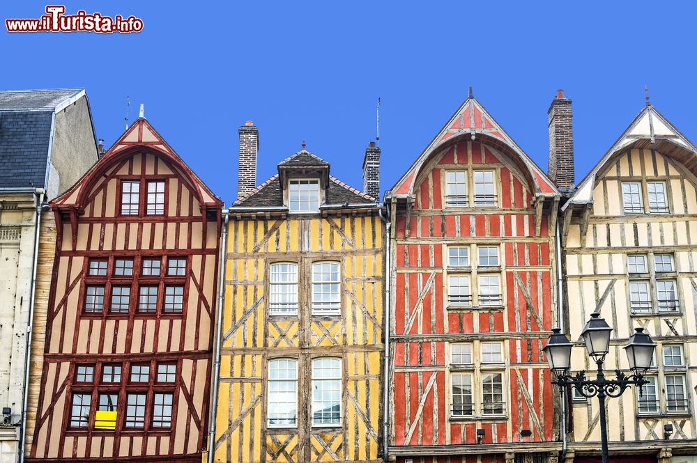 Immagine Vecchie case a graticcio con le facciate colorate a Troyes, Francia.