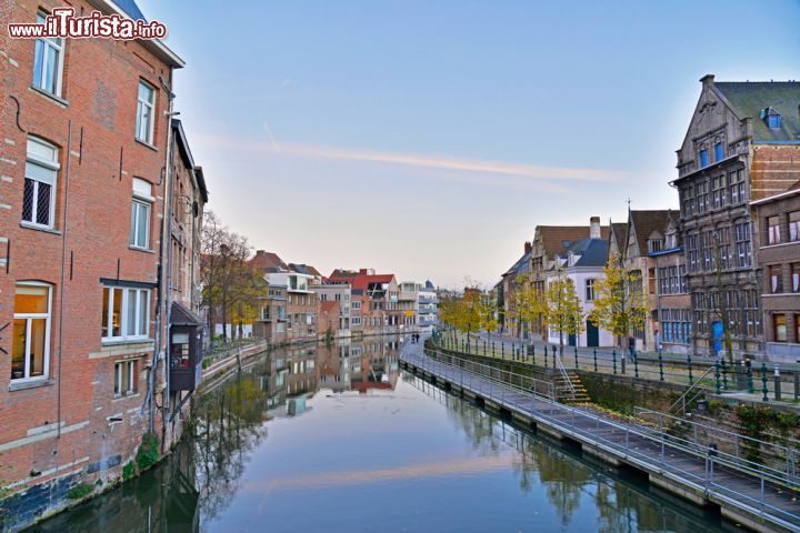 Immagine Vecchie case affacciate su un canale a Mechelen, Belgio, al tramonto - © 163586234 / Shutterstock.com