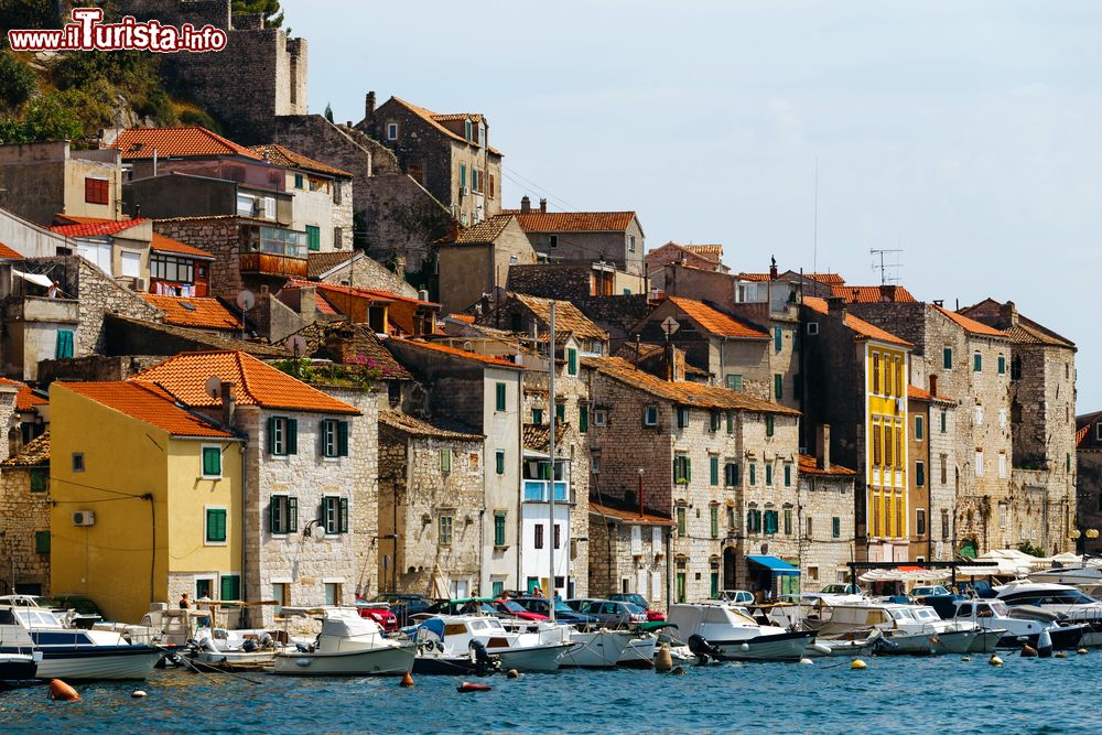 Immagine Vecchie case affacciate sul porto di Sibenik, in Croazia.