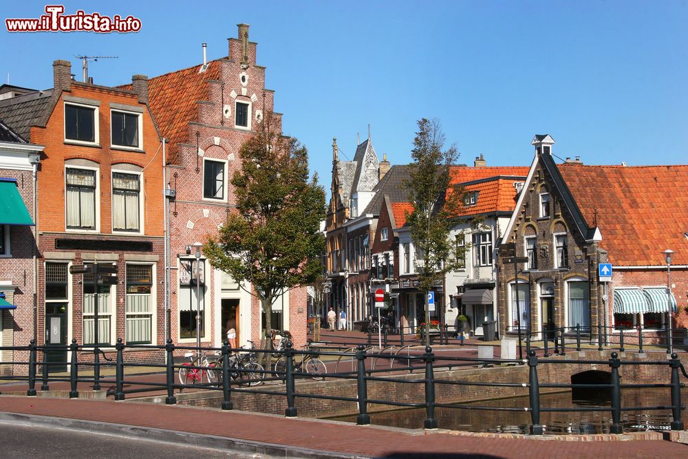 Immagine Vecchie case con frontone a gradoni nel centro storico di Sneek, Olanda. Si tratta di una graziosa cittadina fortificata circondata da canali.