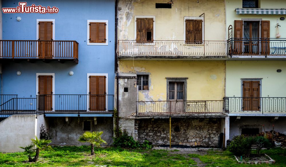 Immagine Vecchie case con le facciate color pastello a Nago, Trento. Il territorio di questo centro abitato si trova alle pendici del monte Altissmo.