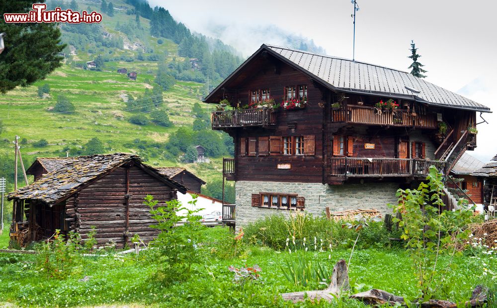 Immagine Vecchie case in legno e pietra a Evolene, Svizzera. Questa bella località si trova nel cantone del Vallese a sud della città di Sion, nella culla della verdeggiante Val d'Herens.