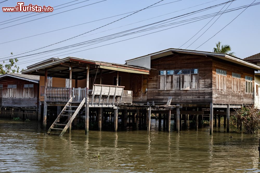 Immagine Vecchie case in legno sul fiume vicino al tempio di Wat Molee a Nonthaburi, Thailandia.