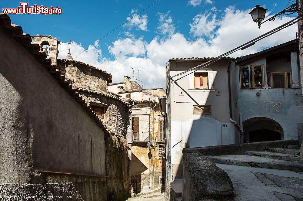 Immagine Vecchie case nel centro del borgo medievale di Popoli, provincia di Pescara, Abruzzo - © TTL media / Shutterstock.com