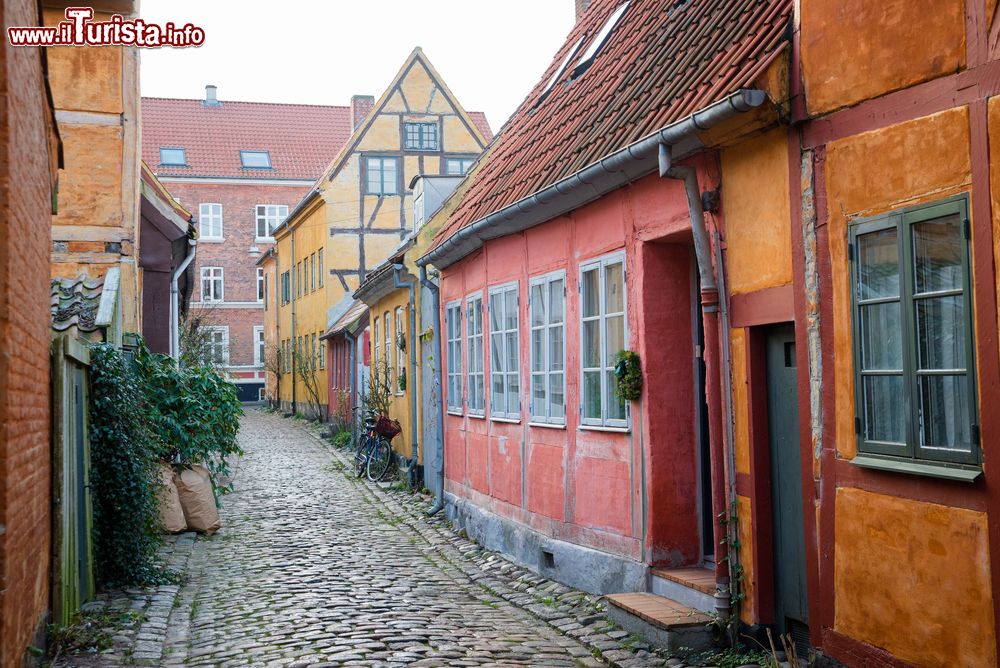 Immagine Vecchie case nel centro storico di Helsingor, Danimarca. Il centro cittadino di Helsingor è un vero e proprio gioiello e a chi piace fare fotografie offre scorci davvero suggestivi.
