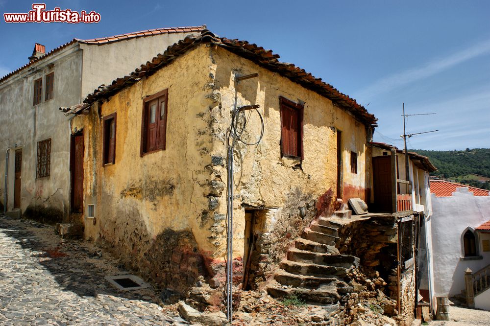 Immagine Vecchie case nel centro storico di Vinhais, nord del Portogallo.
