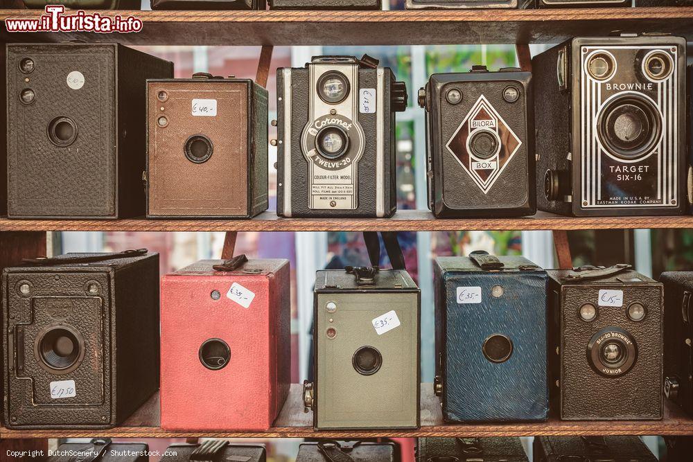 Immagine Vecchie macchine fotografiche in un mercatino delle pulci a Doesburg, Olanda - © DutchScenery / Shutterstock.com