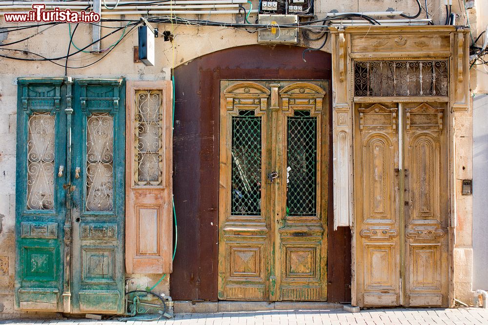 Immagine Vecchie porte in legno nella città di Tel Aviv, vicino a Jaffa, Israele.