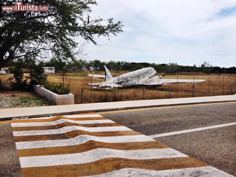 Immagine Un vecchio aeroplano fermo sull'erba ingiallita dell'aeroporto di Puerto Escondido, Messico.