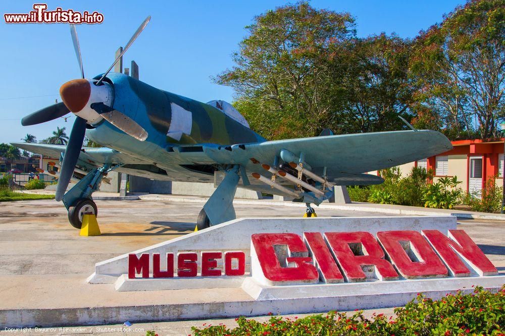 Immagine Vecchio aeroplano all'ingresso del museo di Playa Giron, Cuba. Uno dei cimeli della tentata invasione di Baia dei Porci da parte di un gruppo di mercenari e oppositori del governo castrista - © Bayurov Alexander / Shutterstock.com