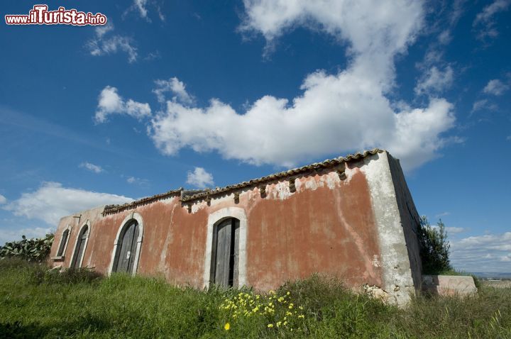Immagine Un vecchio casolare sulla costa di Marzamemi, Sicilia - Uno dei tipici edifici rurali che si possono incontrare lungo la costa di questa località "nobilitata" dalle acque del Mar Ionio: il borgo è nato attorno all'approdo poi divenuto porto da pesca. La tonnara di cui si è dotato è fra le più importanti di tutta la Sicilia © luigi nifosi / Shutterstock.com