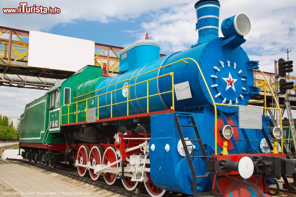 Immagine Un vecchio e colorato motore alla stazione ferroviaria di Chisinau, Moldavia. E' dedicata ai veterani della Seconda Guierra Mondiale e ai caduti sul lavoro - © Tolikoff Photography / Shutterstock.com