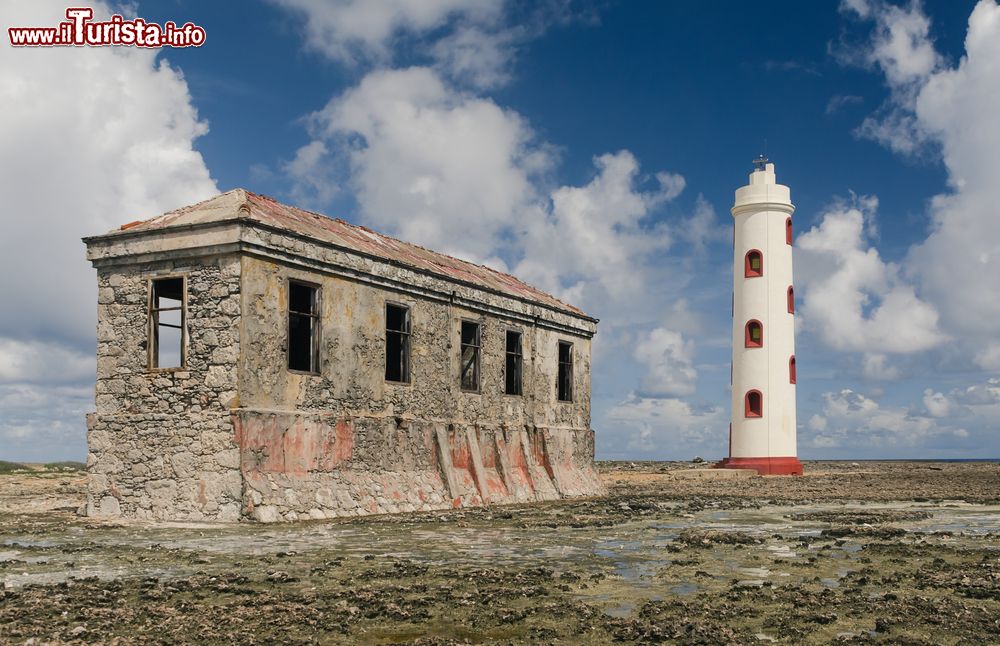 Immagine Vecchio e nuovo sulla costa nord dell'isola di Bonaire, Antille olandesi. Il moderno faro situato sul punto più orientale della costa contrasta con le vicine rovine di un edificio abbandonato.