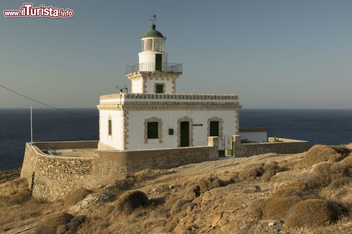 Immagine Vecchio faro sull'isola di Serifos, Grecia. A poche ore di navigazione da Mikonos o Naxos si trova questa suggestiva isoletta conservata quasi intatta. Nell'immagine, uno dei fari utilizzati ancora oggi come segnalazione per navi e barche - © Georgios Alexandris / Shutterstock.com