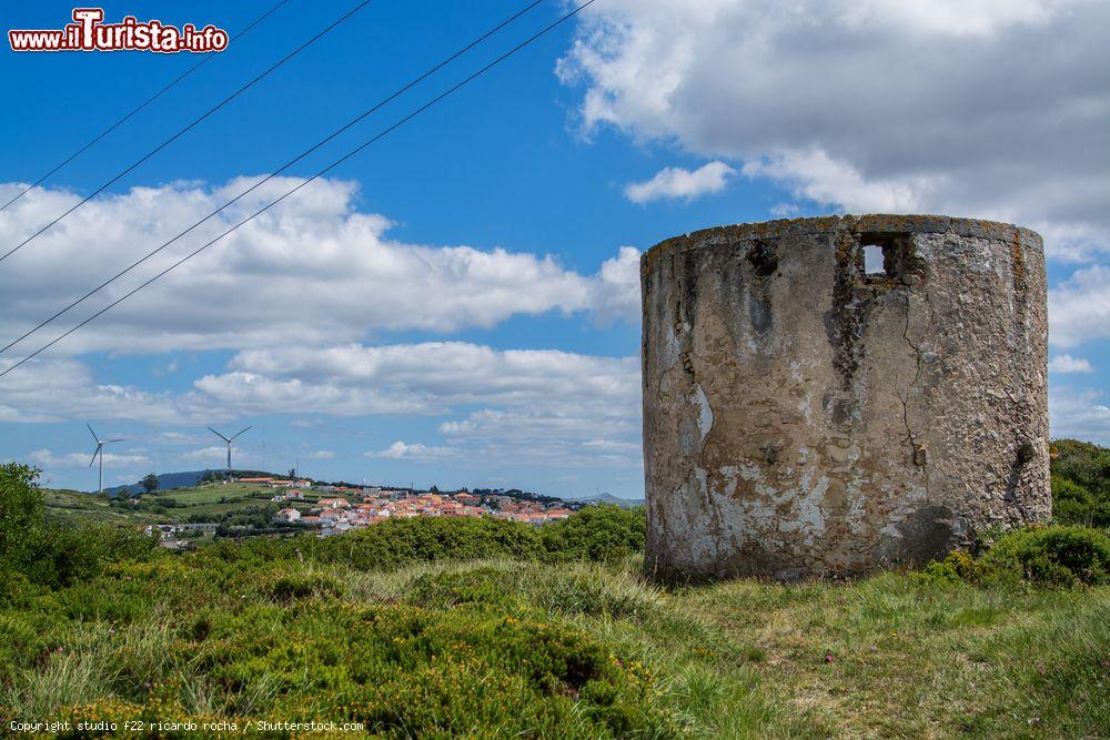 Immagine Un vecchio mulino a vento abbadonato a Torres Vedras, Portogallo - © studio f22 ricardo rocha / Shutterstock.com