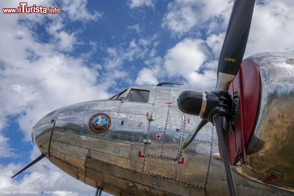 Immagine Un vecchio TP 79 Douglas DC-3 Dakota fuori dallo Swedish Air Force Museum di Linkoping, Svezia - © B.Forenius / Shutterstock.com